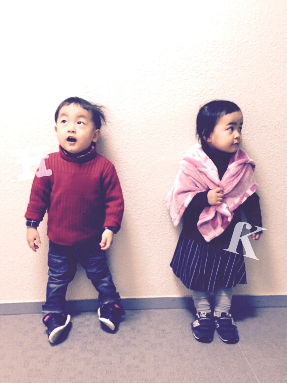 「おんなのこ、子供服、双子コーデ、ふたごコーデ、mixtwins、スニーカー女子、タートルネック、リンクコーデ、シャツインスタイル」｜「COMMECAISM  のアイテム（ニット/セーター、レッド系）」を使った、noromanakameさん（キッズ・90cm）の冬コーディネートの1枚目の写真