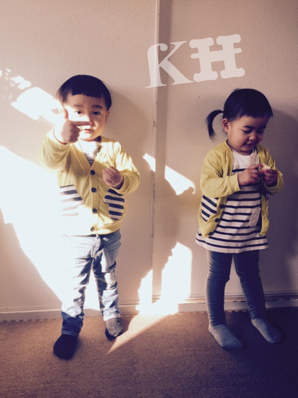 「ボーダーワンピース、きいろのカーディガン、ふたごコーデ、双子コーデ、mixtwins、おとこのこ、おんなのこ、2歳、リンクコーデ」｜「西松屋のアイテム（カーディガン/ボレロ、イエロー系）」を使った、noromanakameさん（キッズ・90cm）の冬コーディネートの1枚目の写真
