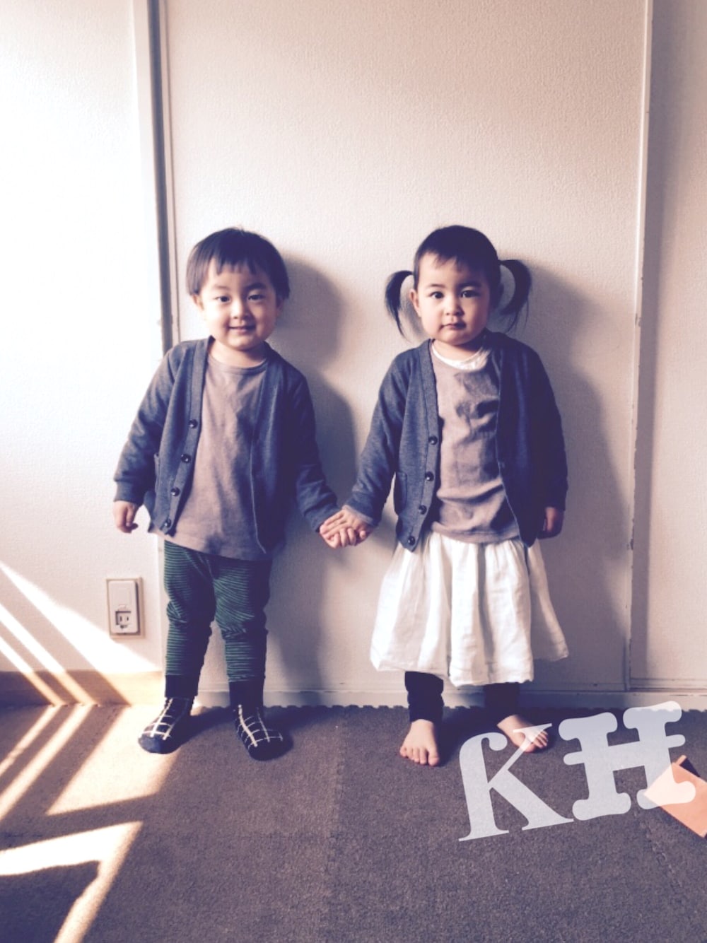 「キッズファッション、双子コーデ、おとこのこ、おんなのこ、グレーカーディガン、mixtwins、男女双子」｜「無印良品のアイテム（Tシャツ/カットソー、ベージュ系）」を使った、noromanakameさん（キッズ・90cm）の春コーディネートの1枚目の写真
