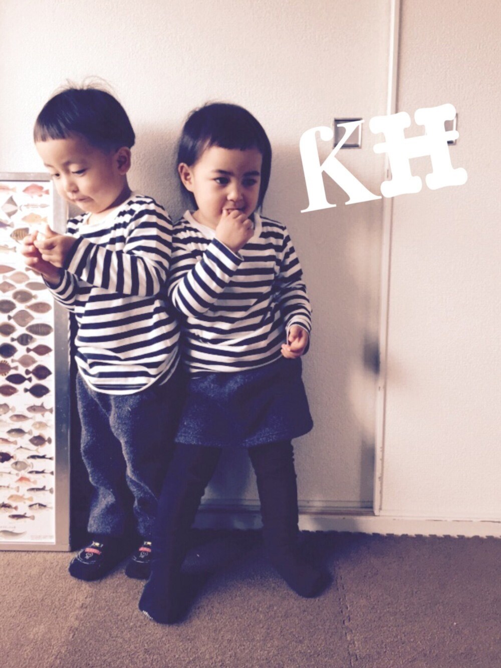 「おんなのこ、おとこのこ、ふたごコーデ、双子コーデ、男女双子、mixtwins、モノトーンコーデ、2歳、ドラフトGLR」｜「無印良品のアイテム（Tシャツ/カットソー、ブラック系）」を使った、noromanakameさん（キッズ・90cm）の春コーディネートの1枚目の写真