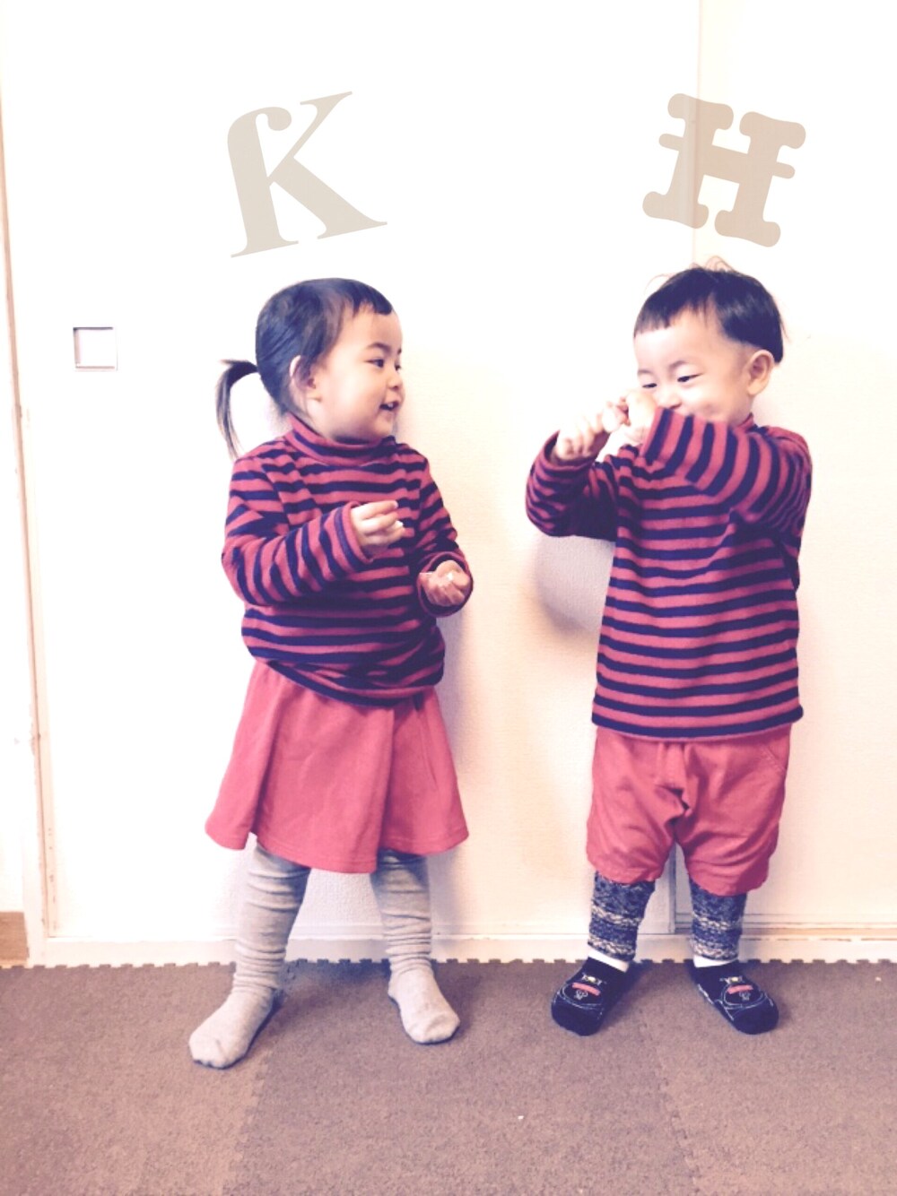 「派手、ハデハデ、双子コーデ、ふたごコーデ、おとこのこ、おんなのこ、kids、2歳、ボーダー トップス」｜「UNIQLOのアイテム（トップス、レッド系）」を使った、noromanakameさん（キッズ・90cm）の春コーディネートの1枚目の写真