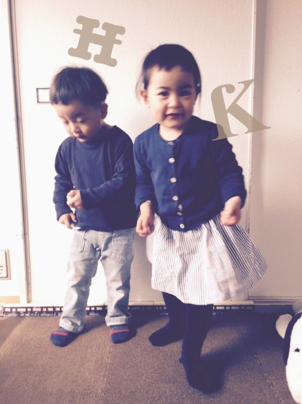 「双子コーデ、ふたごコーデ、男女双子、おとこのこ、おんなのこ、2歳、ネイビー×ストライプ、ネイビーコーデ、阪急電車、おそろいコーデ」｜「無印良品のアイテム（Tシャツ/カットソー、ブルー系）」を使った、noromanakameさん（キッズ・90cm）の春コーディネートの1枚目の写真