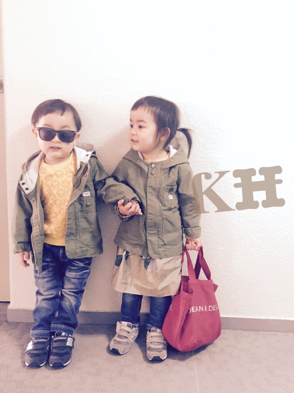 「シンプルコーデ、キッズファッション、キッズコーデ、おんなのこ、おとこのこ、春、双子コーデ、ふたごコーデ、mixtwins」｜「URBAN RESEARCH DOORS KIDSのアイテム（ミリタリージャケット、グリーン系）」を使った、noromanakameさん（キッズ・90cm）の春コーディネートの1枚目の写真