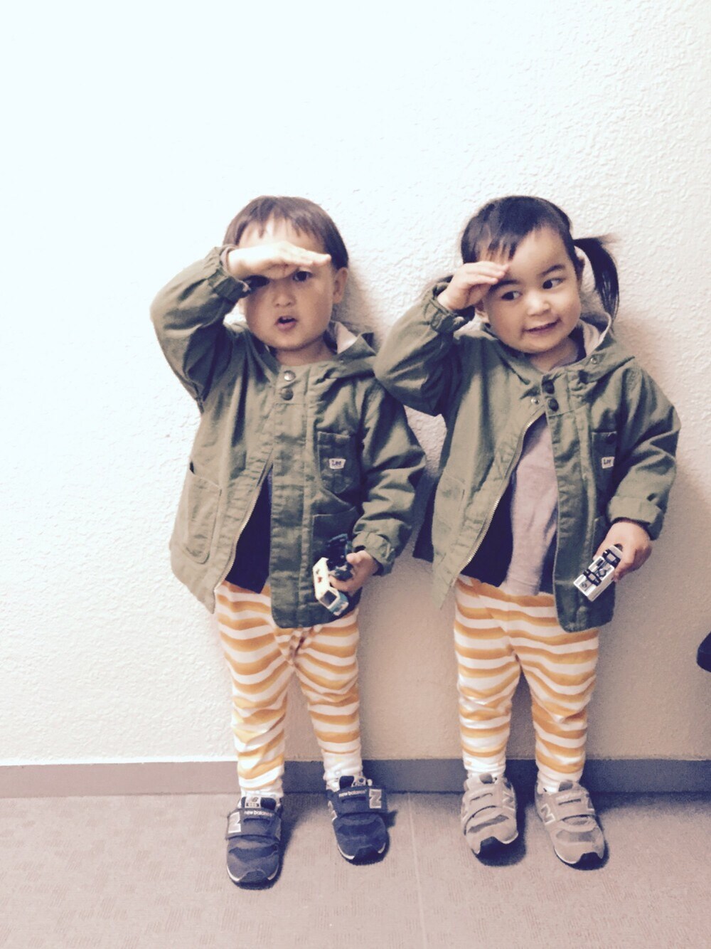 「シンプルコーデ、男の子コーデ、2歳、雨の日コーデ、春、スニーカー、ふたごコーデ、双子コーデ、mixtwins」｜「URBAN RESEARCH DOORS KIDSのアイテム（ミリタリージャケット、グリーン系）」を使った、noromanakameさん（キッズ・90cm）の春コーディネートの1枚目の写真