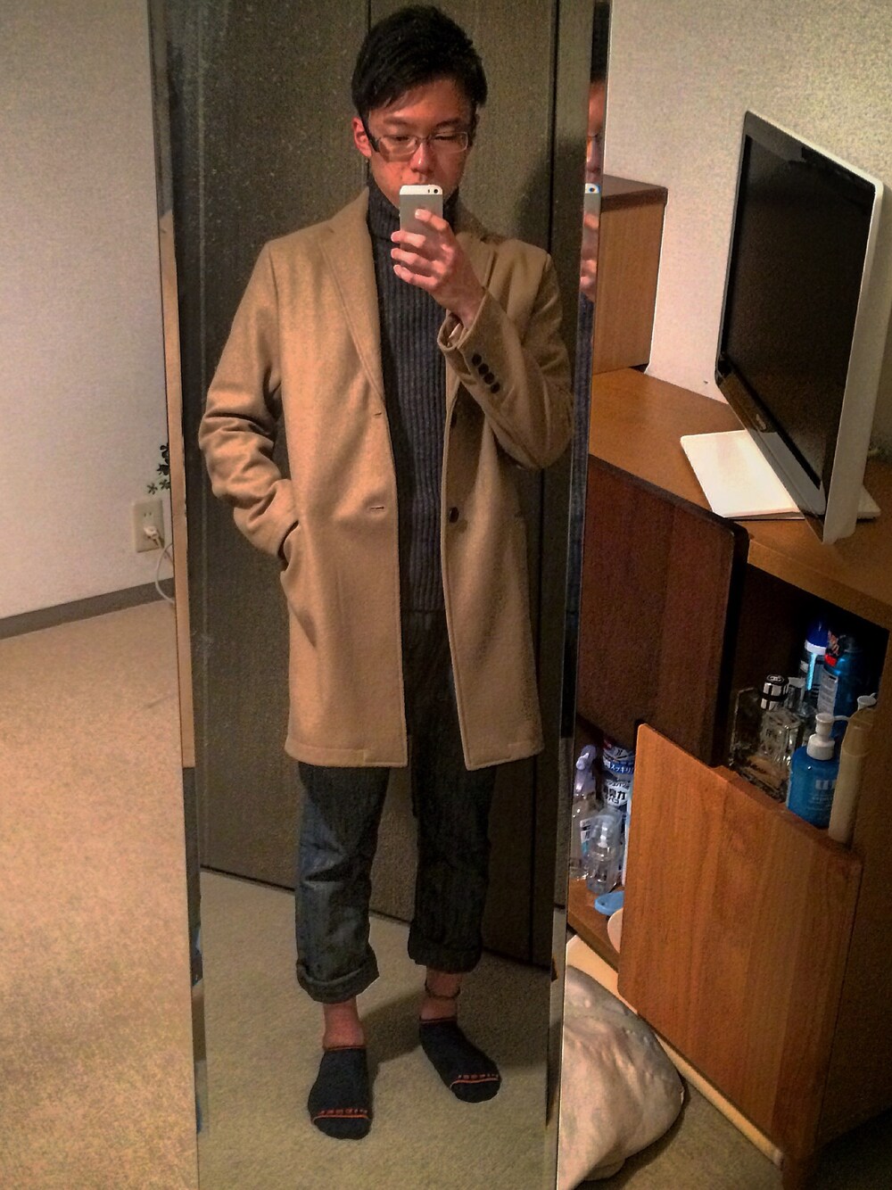 「トレンチコート、ベージュ」｜「HIBECKのアイテム（チェスターコート、ブルー系）」を使った、RΥUNOSUKE,Sさん（メンズ・174cm）の秋コーディネートの1枚目の写真