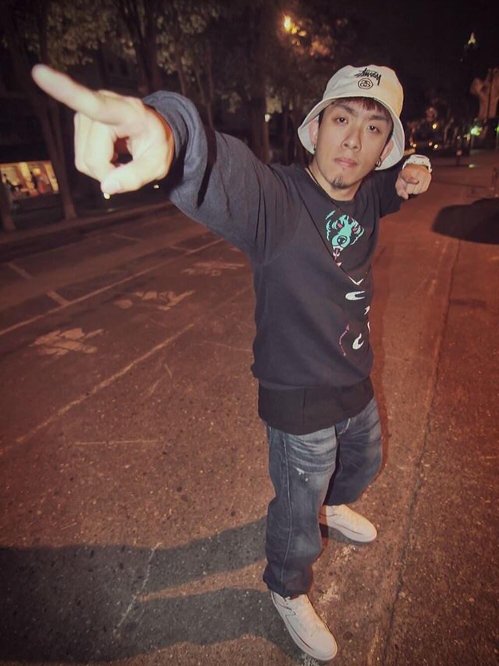 「stussy、mishka、AIR JORDAN、dance、G-SHOCK、HIPHOP、street、Tribal Crew、winter、漁夫帽」｜「STUSSYのStuasy 白色經典logo 漁夫帽（キャップ、ホワイト系）」を使った、Sun kaikaiさん（メンズ・170cm）の秋コーディネートの1枚目の写真