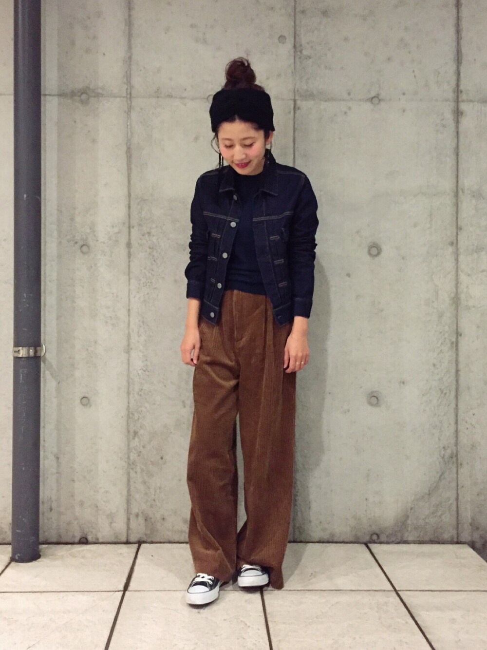 「秋冬コーデ、パンツスタイル、ワイドパンツ、ブラウン、キャメル、デニムジャケット、おだんごヘアー、ootd、コーデュロイ」｜「STUDIOUSのSTUDIOUS デニムGジャン（デニムジャケット、ブルー系）」を使った、yuiさん（レディース・154cm）の秋コーディネートの1枚目の写真