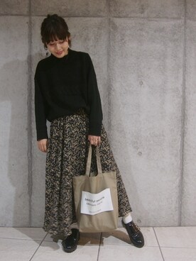 yuiさんの「フェミニンプリントロングスカート」を使ったコーディネート