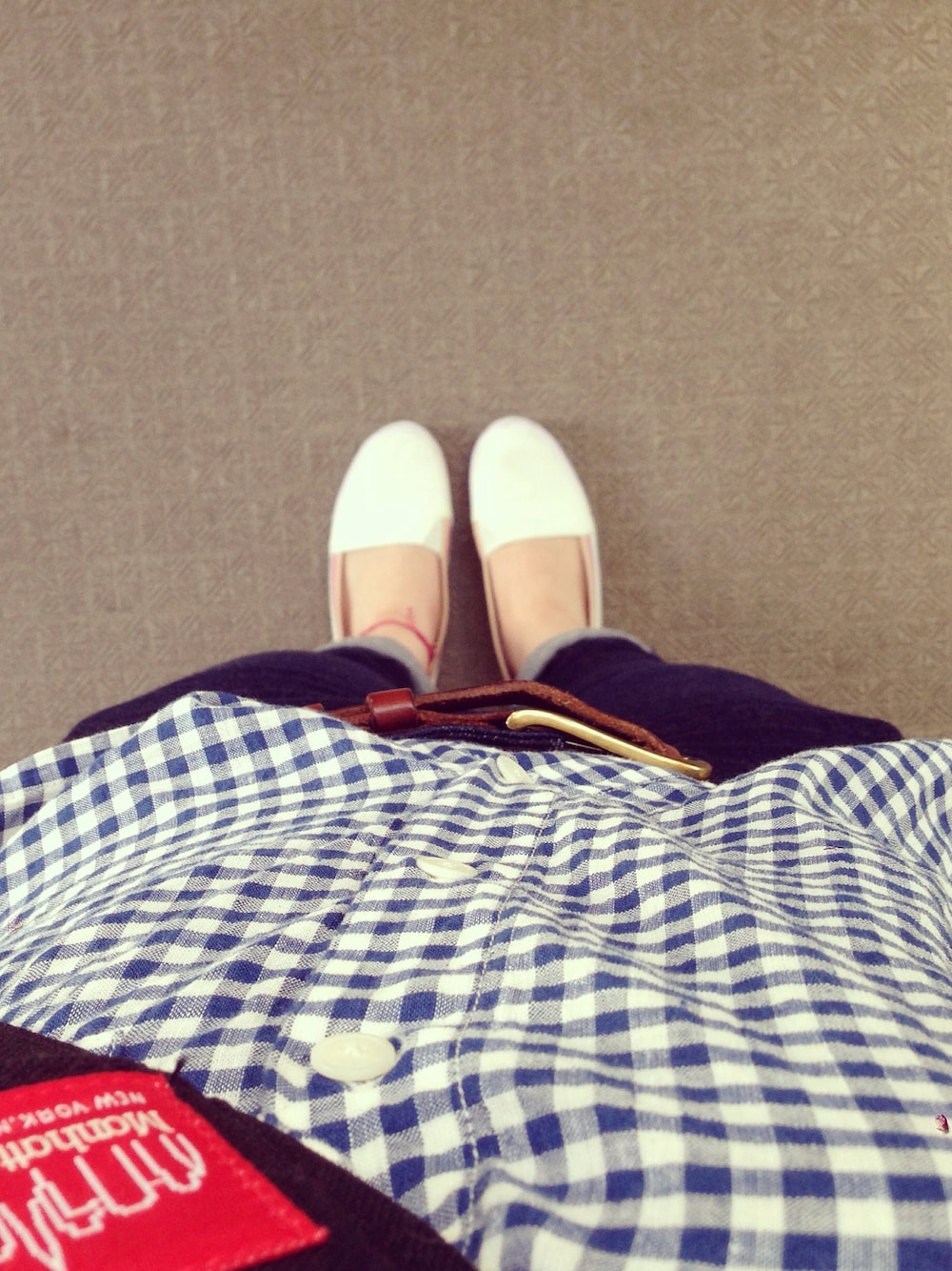 ブルー系のシャツ/ブラウス、ブラック系のメッセンジャーバッグを着用したレディースの夏コーディネートの1枚目の写真