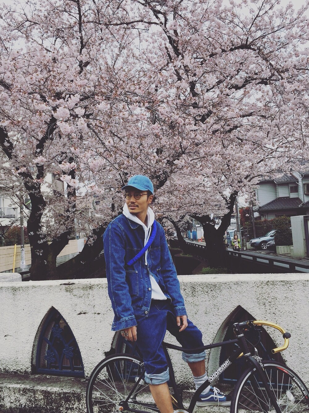 「denim、pistbike、street、swag、jeans、CAP、total look、tbt、daily look、fashion」｜「U.T.のアイテム（キャップ、ブルー系）」を使った、U.T.さん（メンズ・176cm）の春コーディネートの1枚目の写真