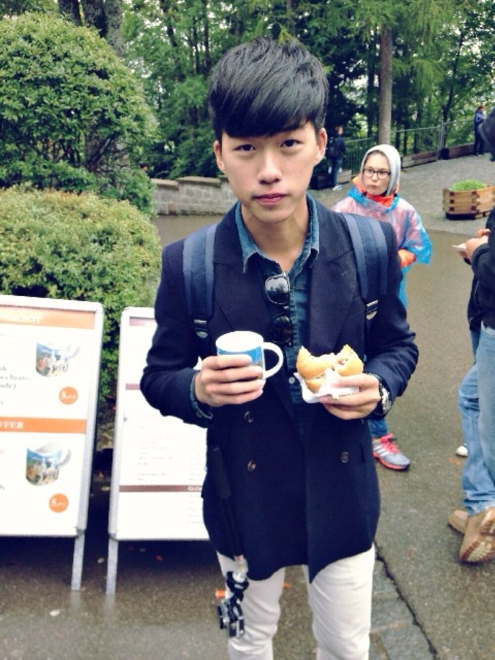 「coffee、Germany」｜「BURBERRYのアイテム（テーラードジャケット、ブルー系）」を使った、KAIさん（メンズ・184cm）の秋コーディネートの1枚目の写真