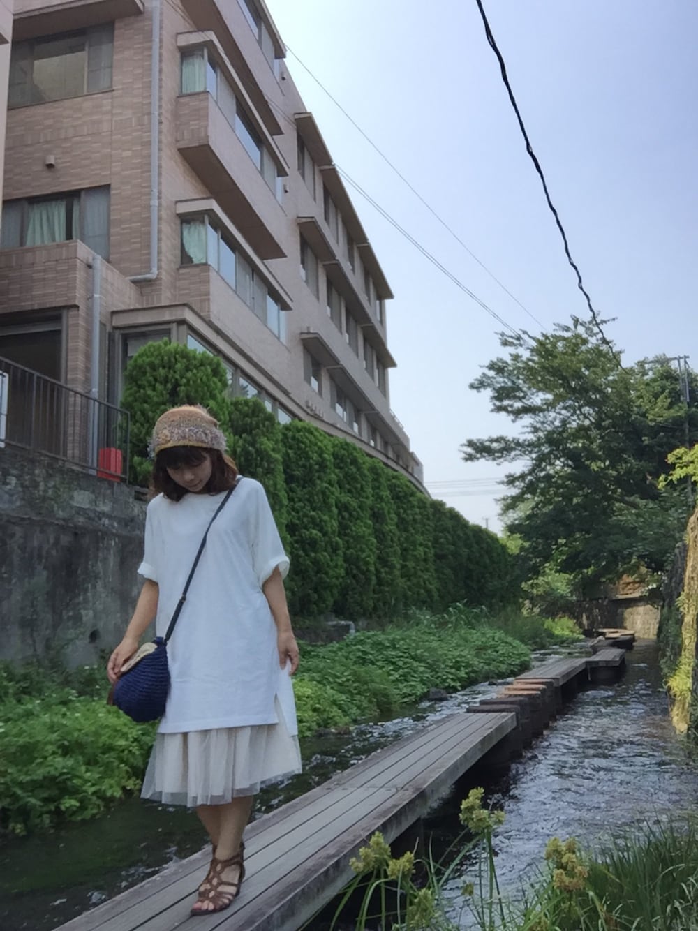 「Tシャツワンピ、川、帽子、チュールスカート、サンダル」｜「？の水が綺麗って幸せ❤️（帽子、イエロー系）」を使った、武藤陽子さん（レディース・142cm）の夏コーディネートの1枚目の写真