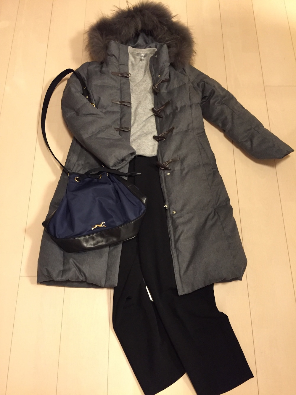 「ダッフルダウン ロング」｜「NOLLEY’Sのアイテム（ショルダーバッグ、ブルー系）」を使った、こんこんさん（レディース・155cm）の冬コーディネートの1枚目の写真