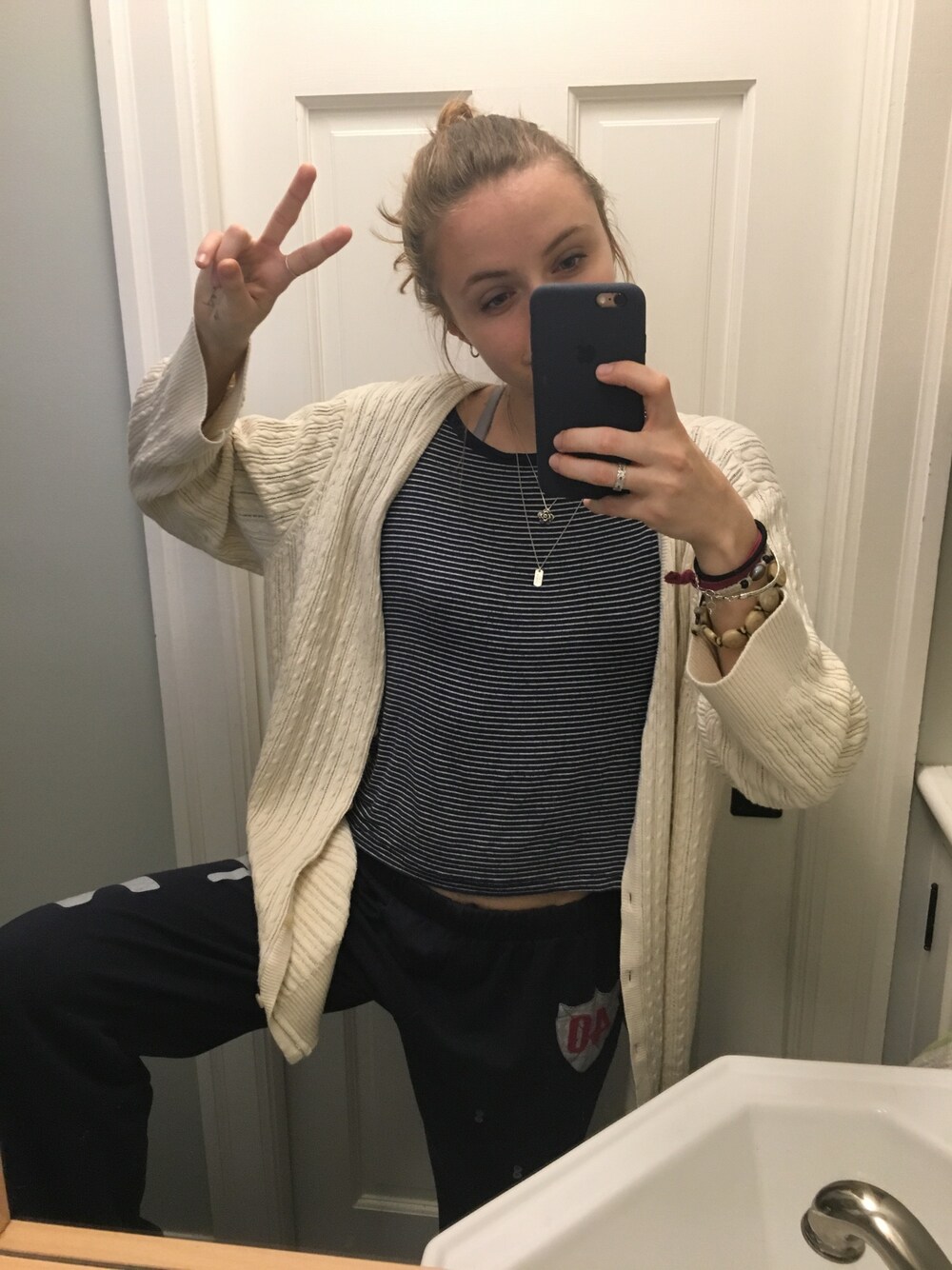 「grunge、comfy、andro、writer、Pajamas、jams!」｜「Brandy Melvilleのアイテム（Tシャツ/カットソー、ブルー系）」を使った、Frankieさん（レディース・157cm）の秋コーディネートの1枚目の写真