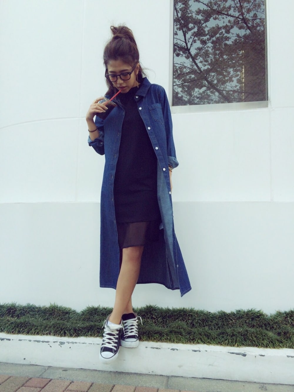 「FLOVE、outfit、fashion、シャツワンピ、ワンピース、converse、ラフスタイル、casual」｜「FLOVEのダンガリーシャツワンピース（ワンピース/ドレス、ブルー系）」を使った、今井華さん（レディース・165cm）の春コーディネートの1枚目の写真