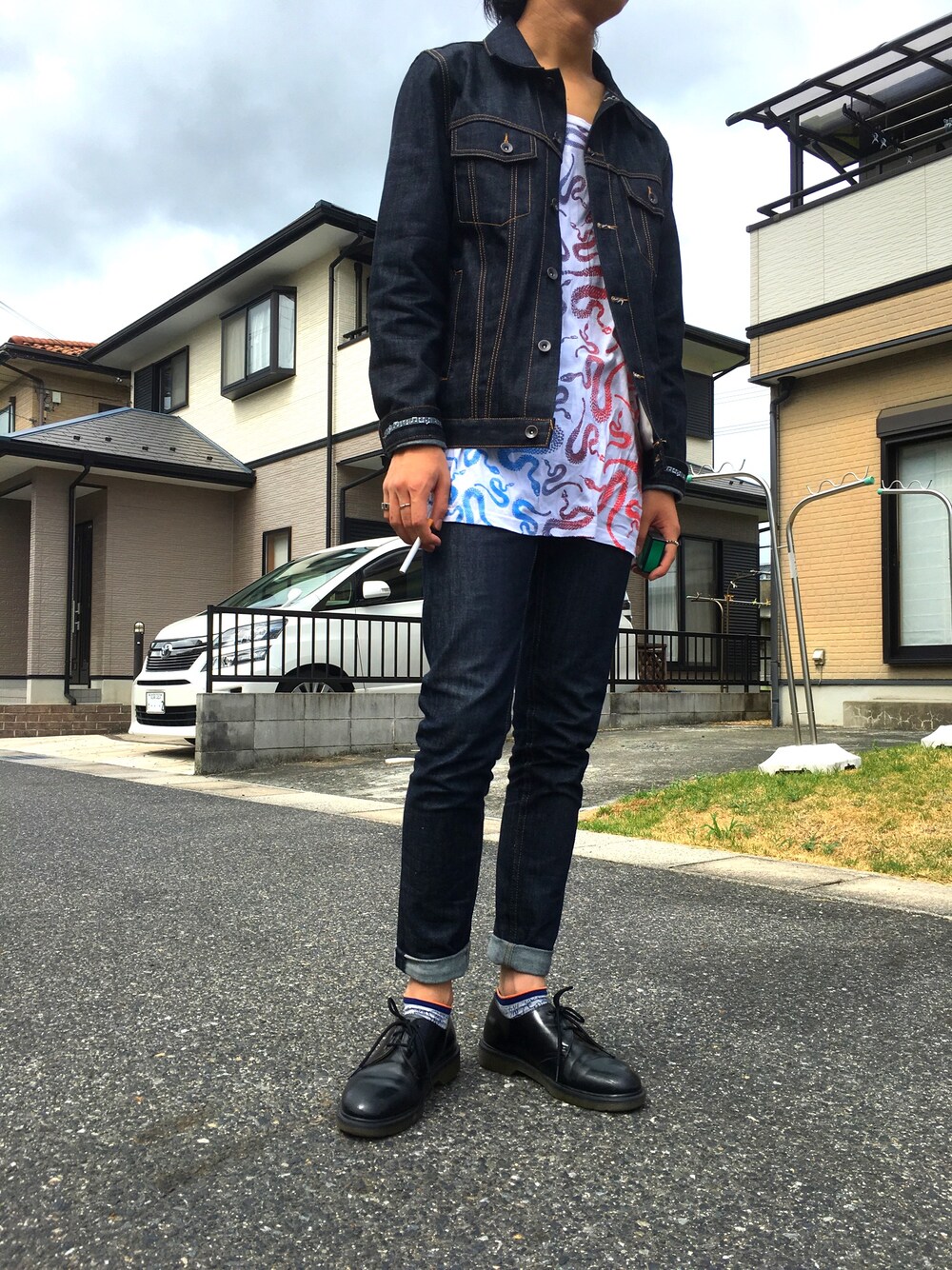 「agnes b.、fantasticman、cheap monday、NUMBER (N)INE、jieda、Dr.Martens」｜「CHEAP MONDAYのTight Blue Dry（デニムパンツ、ブルー系）」を使った、森友紀さん（メンズ・179cm）の夏コーディネートの1枚目の写真