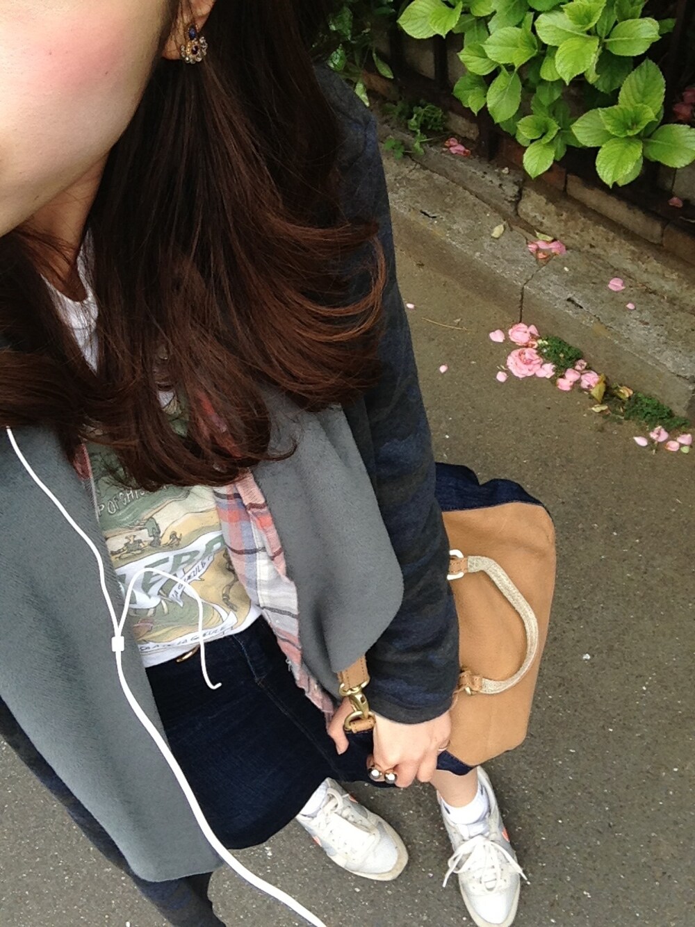 「BUMP OF CHICKEN、NIKE、H&M、UNIQLO、チェックシャツ」｜「no brandのアイテム（Tシャツ/カットソー、ホワイト系）」を使った、manamiさん（レディース・148cm）の春コーディネートの1枚目の写真