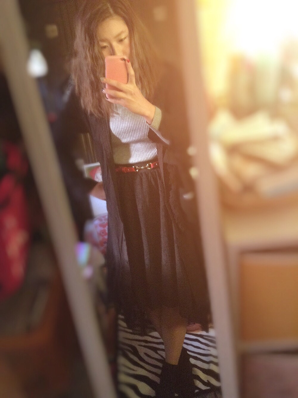 ブラック系のその他アウター、グレー系のトップス、ブラック系のスカートを着用したレディースの秋コーディネートの1枚目の写真