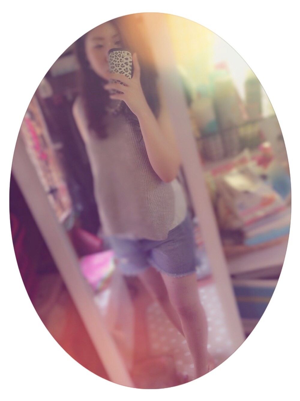 ホワイト系のタンクトップ、ブルー系のデニムパンツ、ブラック系のハンドバッグを着用したレディースの夏コーディネートの1枚目の写真