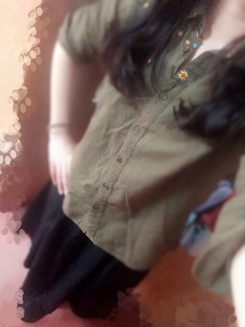 グリーン系のシャツ/ブラウス、ブラック系のパンツ、その他のその他を着用したレディースの秋コーディネートの1枚目の写真