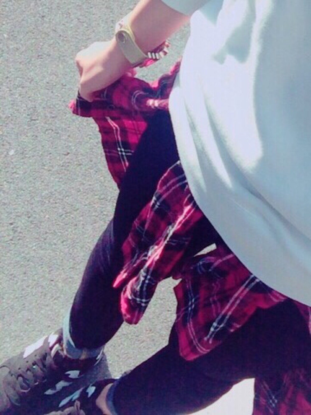 ホワイト系のスウェット、レッド系のシャツ/ブラウス、ブルー系のパンツを着用したレディースの秋コーディネートの1枚目の写真