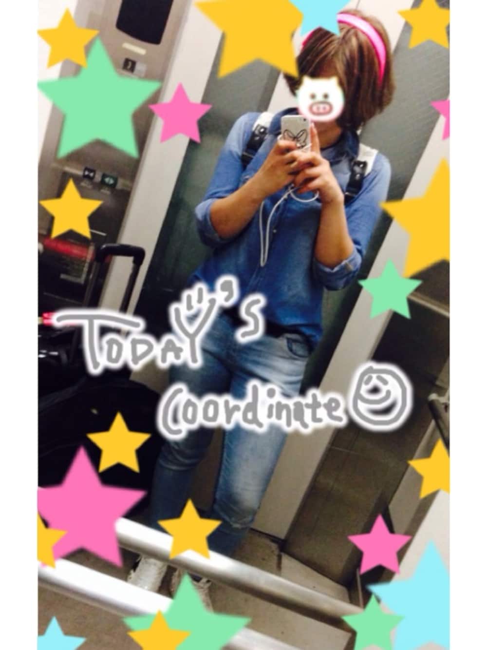 ブルー系のシャツ/ブラウス、ブルー系のデニムパンツ、ホワイト系のスニーカーを着用したレディースの秋コーディネートの1枚目の写真