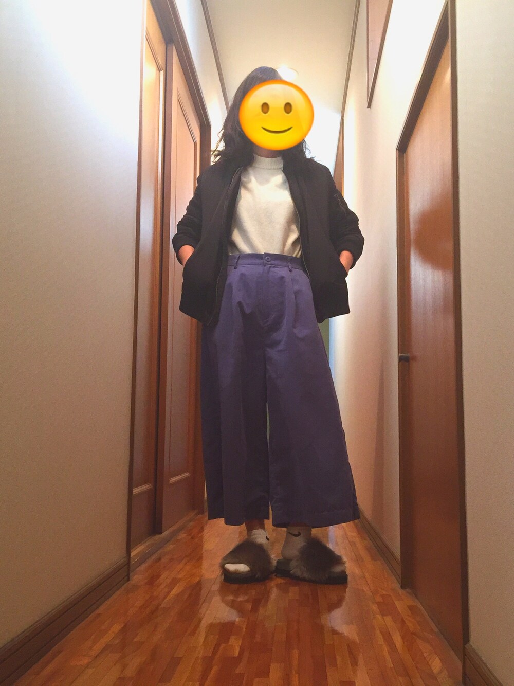 「春、MA-1、ma-1 ブラック、ガウチョパンツ、白ニット、ファーサンダル、ナイキソックス、カジュアル」｜「w closetのクルーネックワイドニット（トップス、ホワイト系）」を使った、INOMA-RUさん（レディース・154cm）の冬コーディネートの1枚目の写真