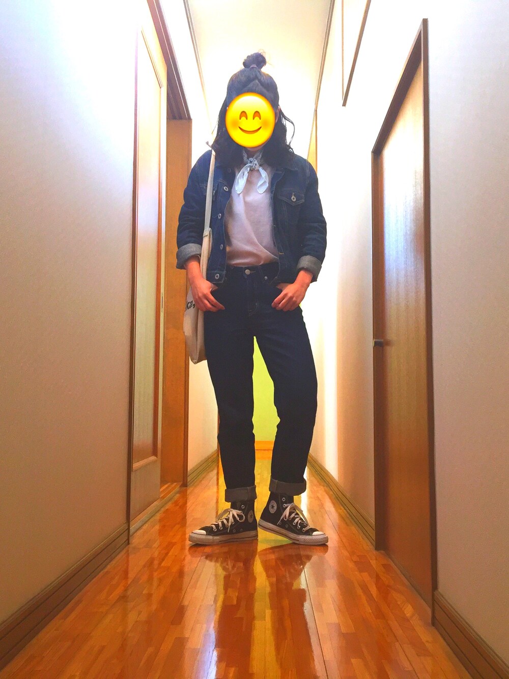 「デニムパンツ、デニムジャケット、デニムオンデニム、バンダナ、バンダナ巻き、カジュアル、コンバース オールスター、コンバースハイカット、黒コンバース、スニーカー女子」｜「CONVERSEのCONVERSE ALL STAR　ハイカットスニーカー（スニーカー、ブラック系）」を使った、INOMA-RUさん（レディース・154cm）の冬コーディネートの1枚目の写真