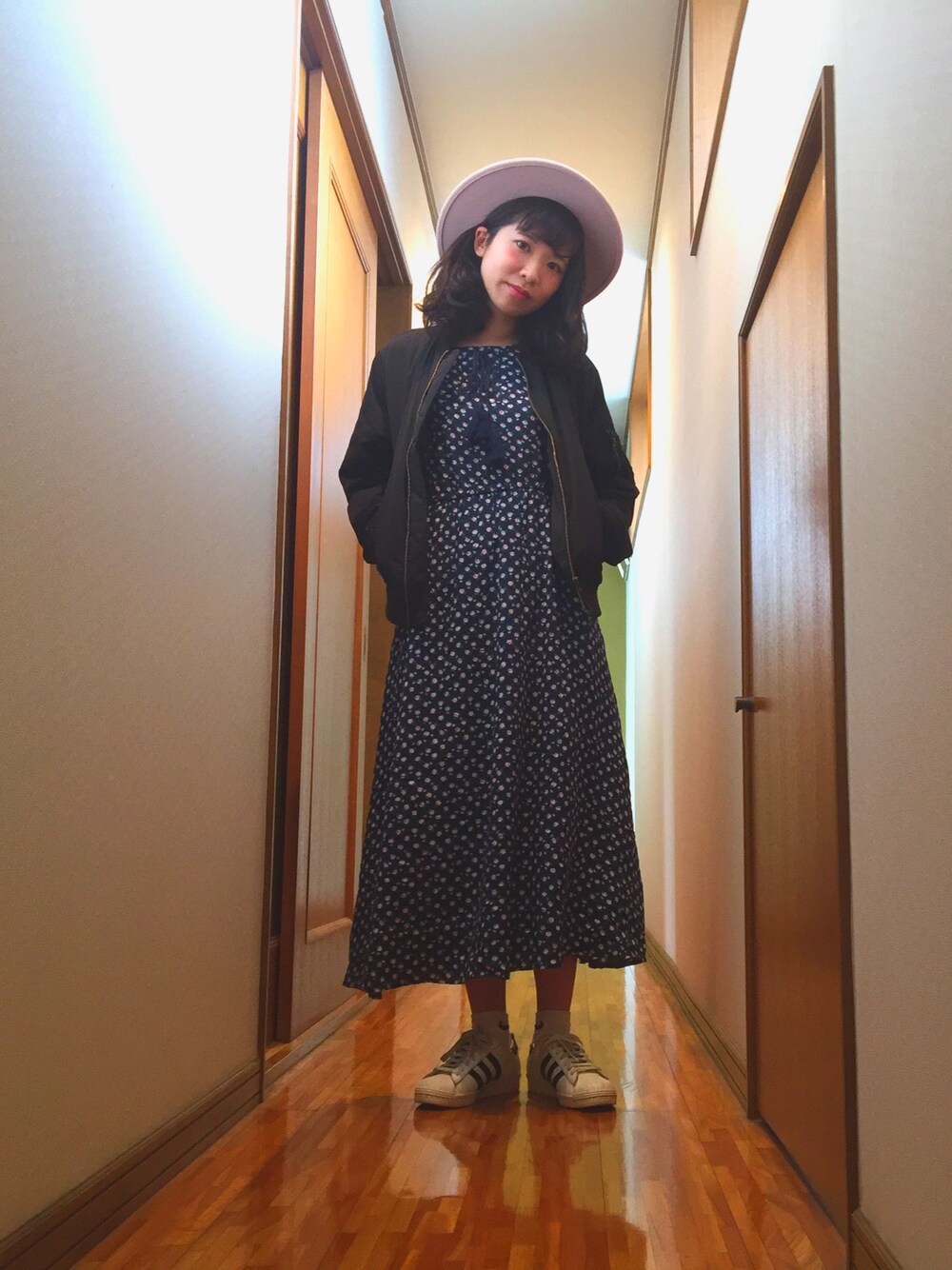 「ワンピース、花柄、はるコーデ、ハット、スニーカー、ワンピース×スニーカー、ラフ、WEGO、スニーカー女子」｜「WEGOのWEGO/ツバ広ハット（ハット、ピンク系）」を使った、INOMA-RUさん（レディース・154cm）の春コーディネートの1枚目の写真