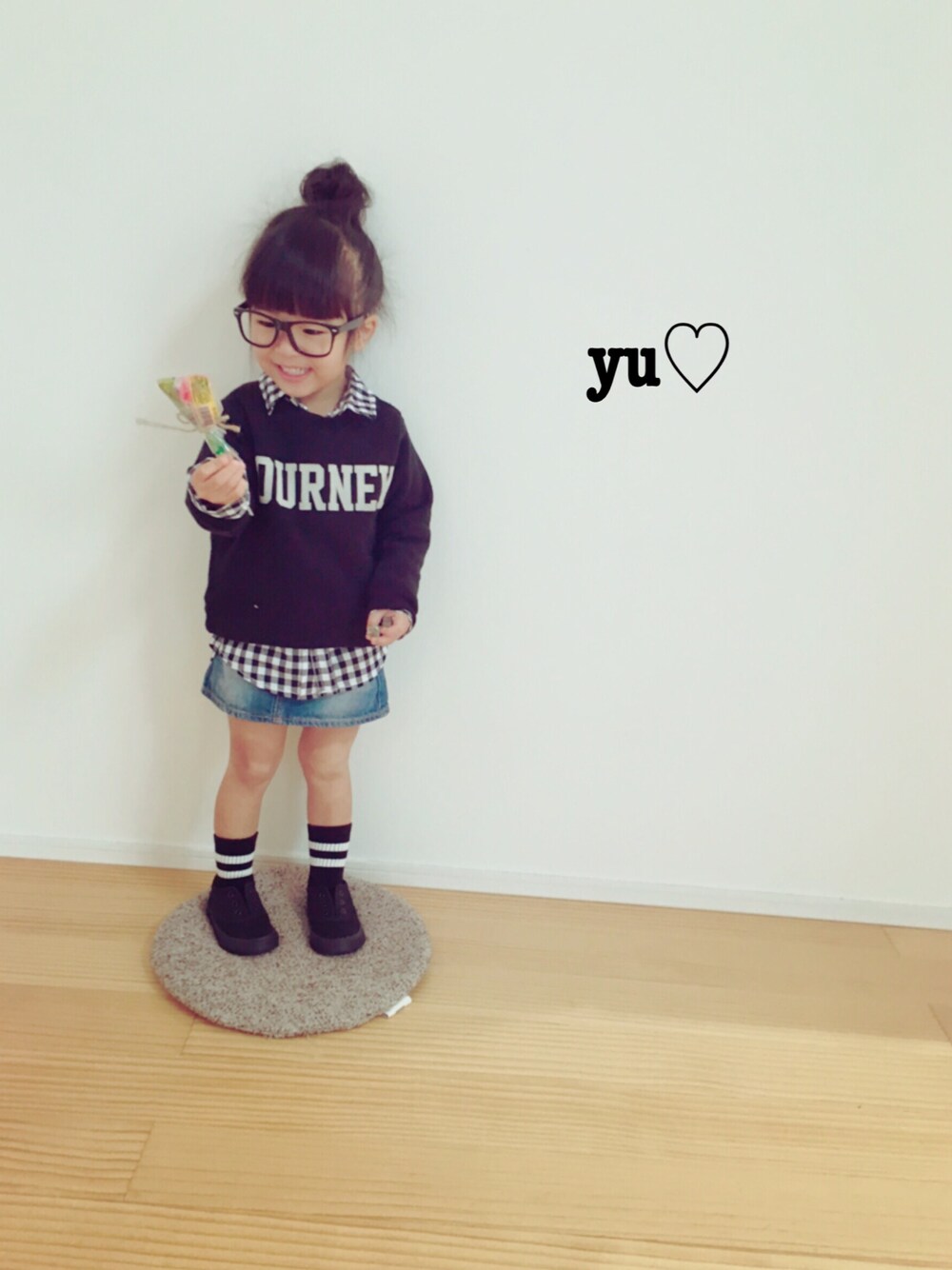 ブラック系のスウェット、ブルー系のデニムスカート、ブラック系のシャツ/ブラウスを着用したキッズの冬コーディネートの1枚目の写真