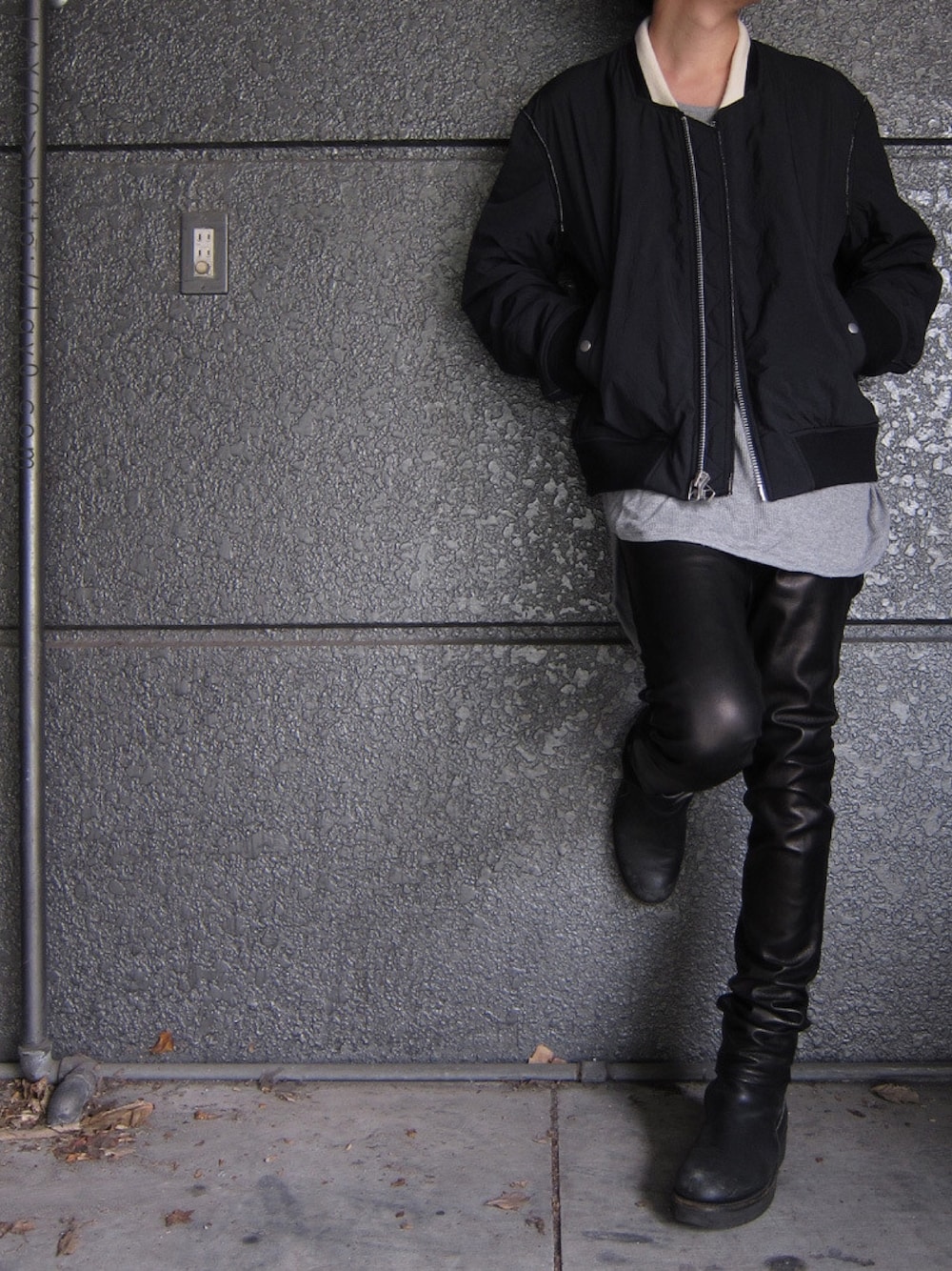 「Azuma.、AG by experiment、MA-1、leather、レザーパンツ、LAY/0」｜「Azuma.のアイテム（ブルゾン、ブラック系）」を使った、KANAMEさん（メンズ・173cm）の秋コーディネートの1枚目の写真