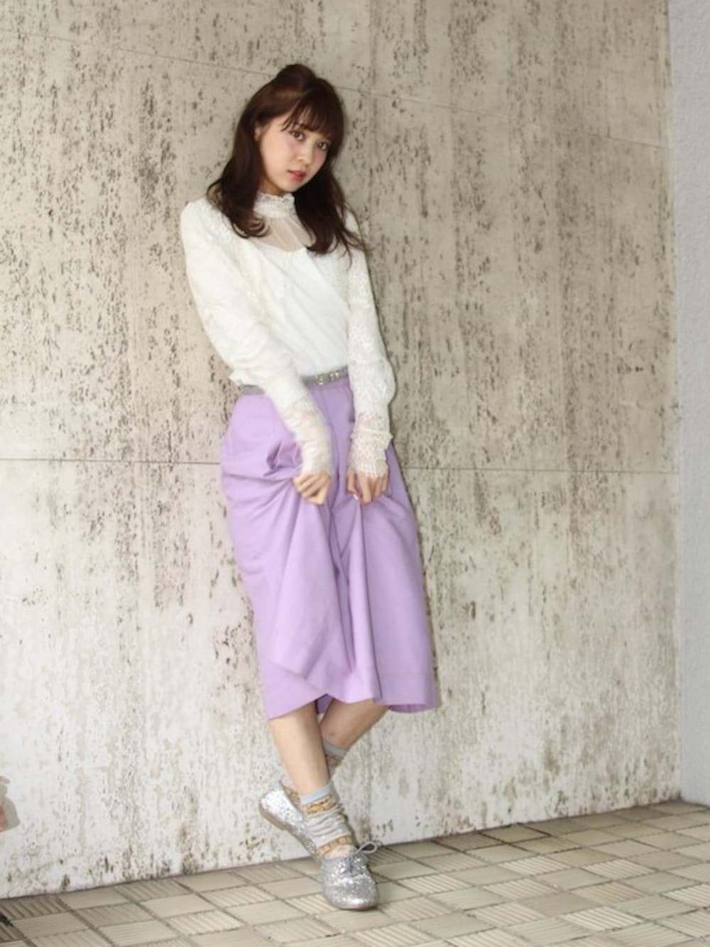 ブルー系のソックス/靴下を着用したレディースの春コーディネートの1枚目の写真