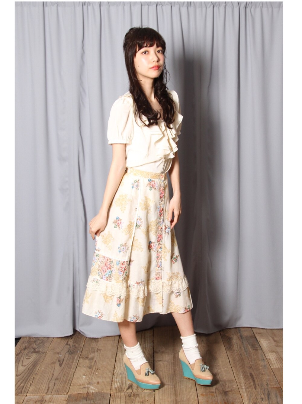 ベージュ系のスカートを着用したレディースの春コーディネートの1枚目の写真