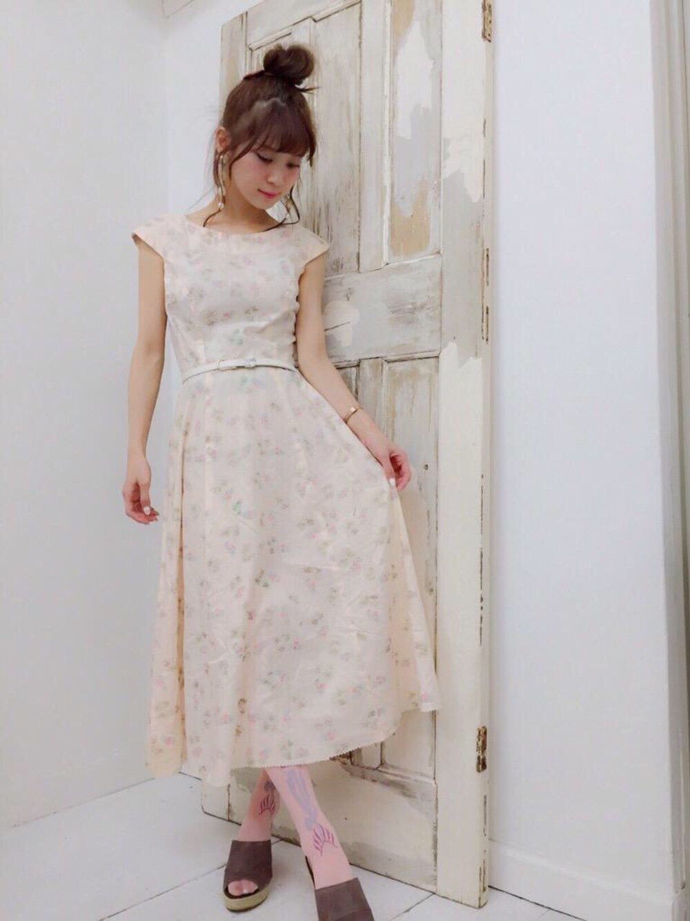 ホワイト系のアイテム、ピンク系のタイツ/ストッキングを着用したレディースの春コーディネートの1枚目の写真