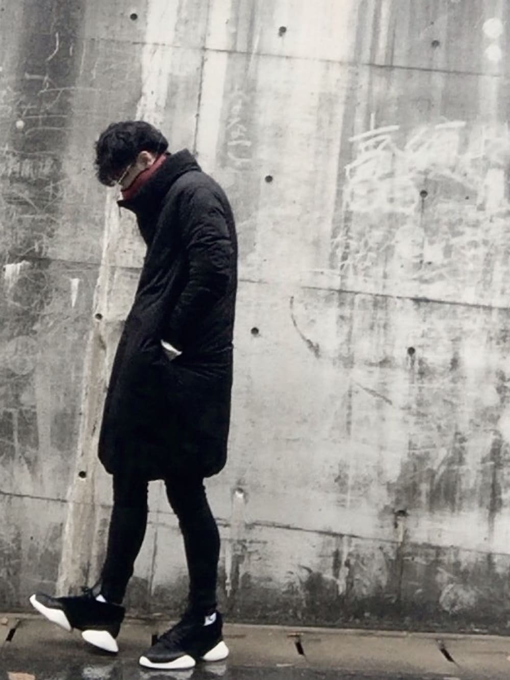 「オールブラック、ブラックコーデ、黒、秋コーデ、シンプル、ロング丈、ビッグシルエット、RickOwens×adidas、REPRESENT、ZARA」｜「A.D.S.R.のLHP/エルエイチピー/ADSR/エーディーエスアール/LESTER（サングラス、ゴールド系）」を使った、TOMOさん（メンズ・188cm）の秋コーディネートの1枚目の写真