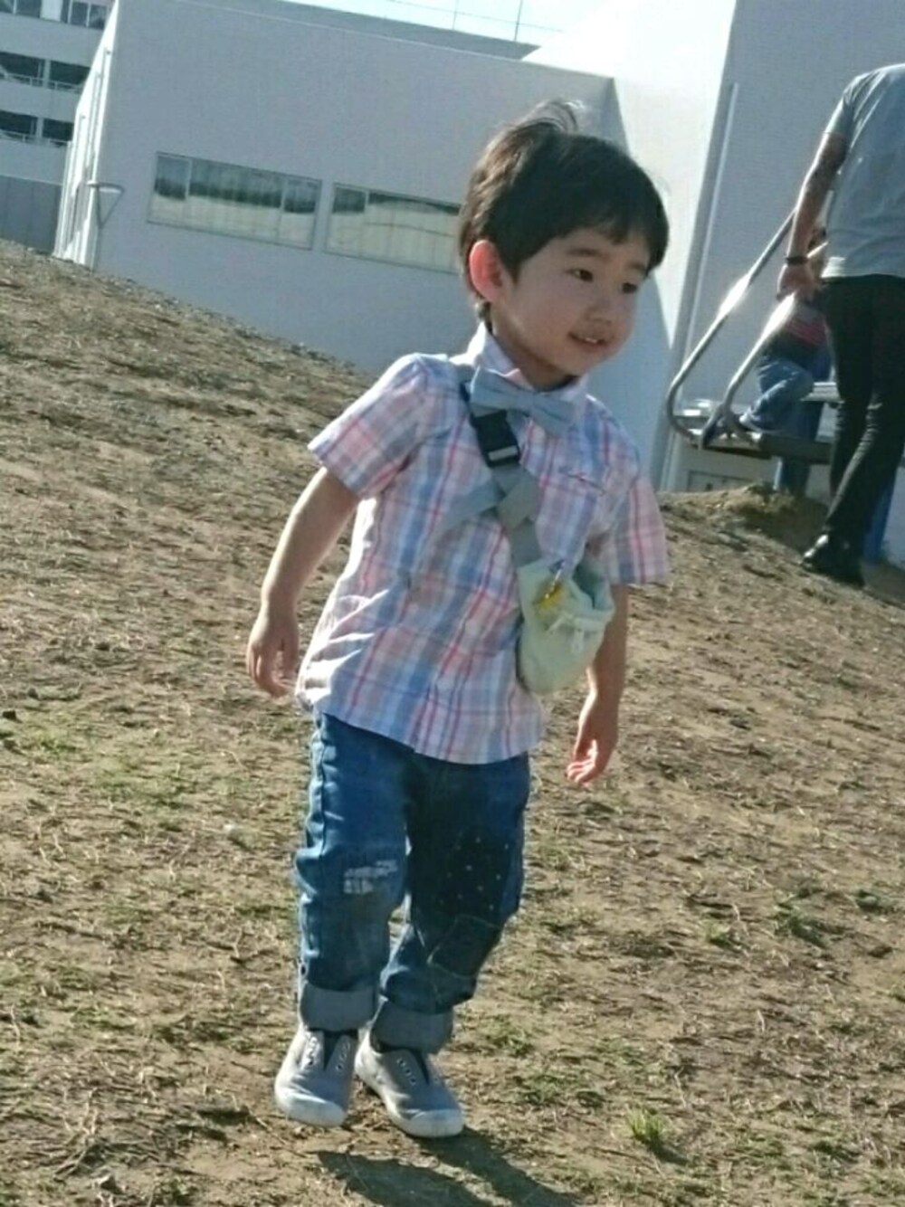 ブルー系のデニムパンツ、グレー系のスニーカー、その他のシャツ/ブラウスを着用したキッズの夏コーディネートの1枚目の写真
