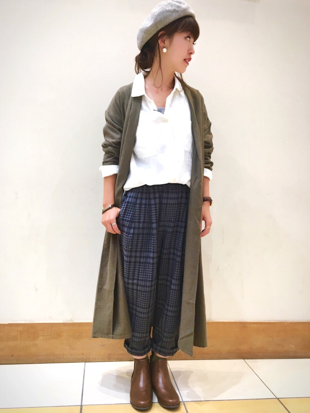 その他のその他パンツ、ホワイト系のトップス、グリーン系のジャケット/アウターを着用したレディースの秋コーディネートの1枚目の写真