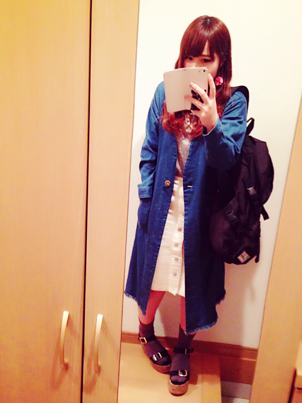 ブルー系のその他アウター、ブラック系のバックパック/リュック、ホワイト系のスカートを着用したレディースの春コーディネートの1枚目の写真