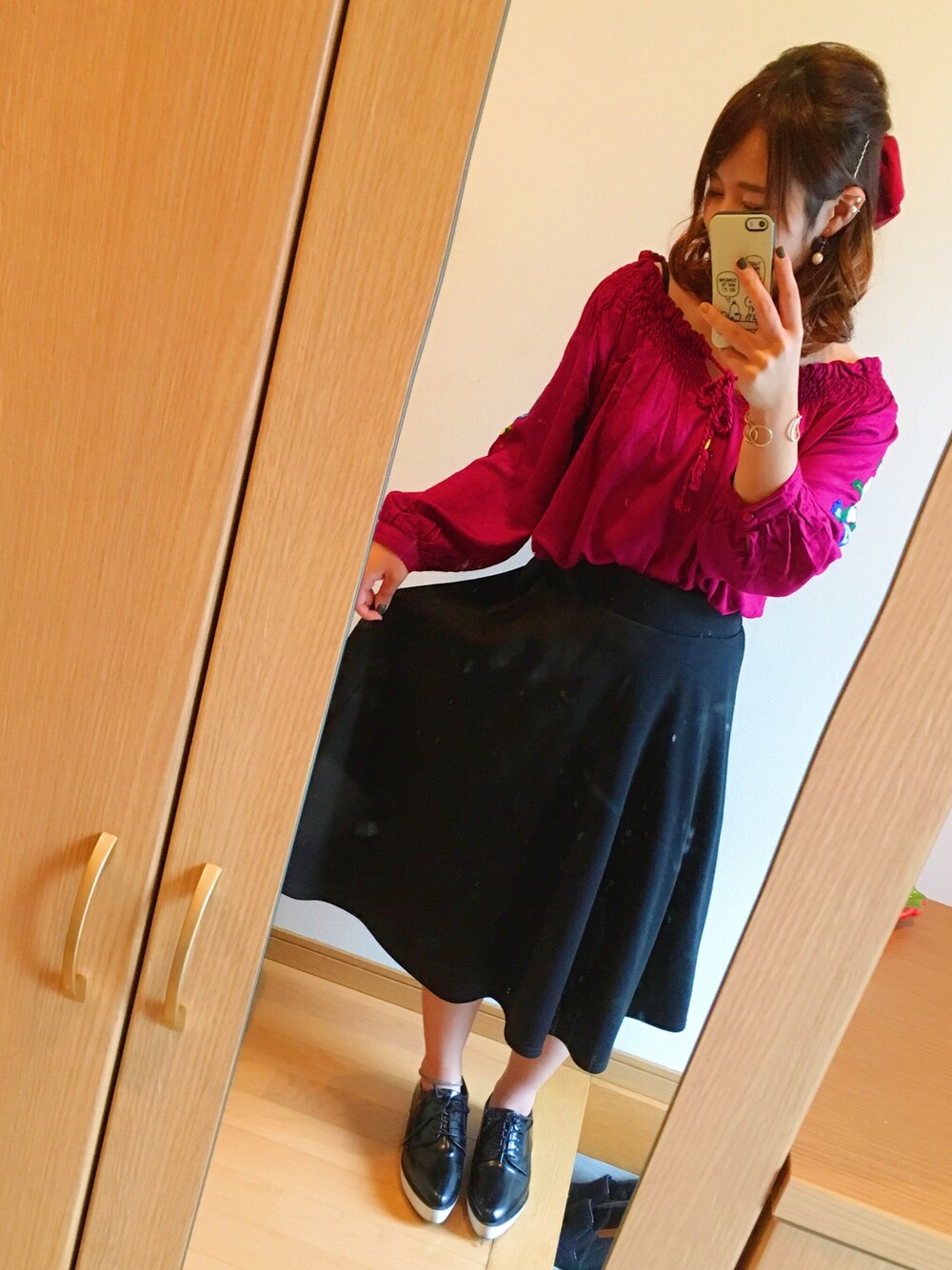 レッド系のシャツ/ブラウス、ブラック系のドレスシューズ、ブラック系のアナログ腕時計を着用したレディースの秋コーディネートの1枚目の写真