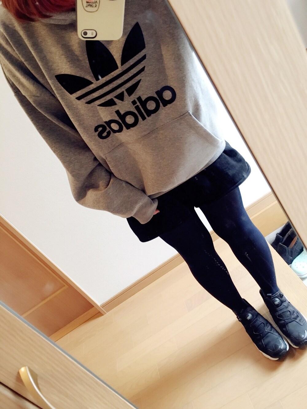 グレー系のパーカー、ブラック系のスニーカー、ブラック系のその他を着用したレディースの秋コーディネートの1枚目の写真