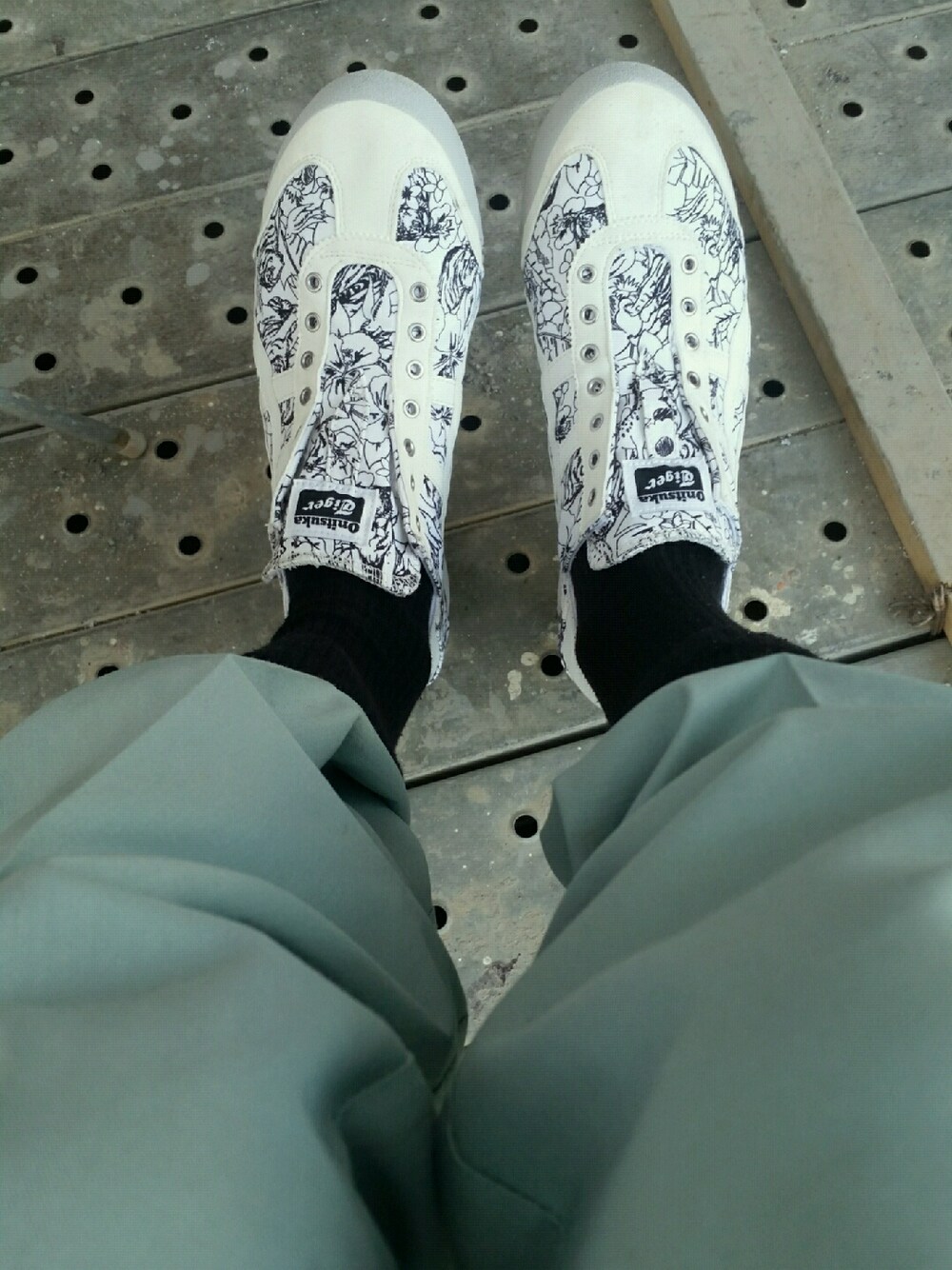 ホワイト系のシューズを着用したメンズの秋コーディネートの1枚目の写真