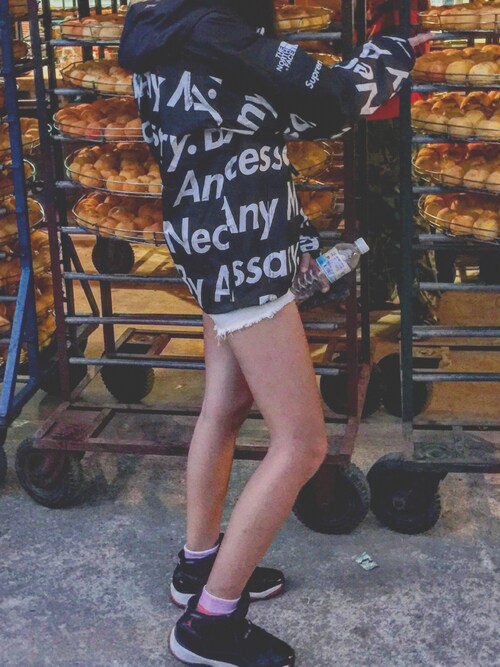 Supreme シュプリーム のトレンチコートを使ったレディース人気ファッションコーディネート Worldarchitecturefestival