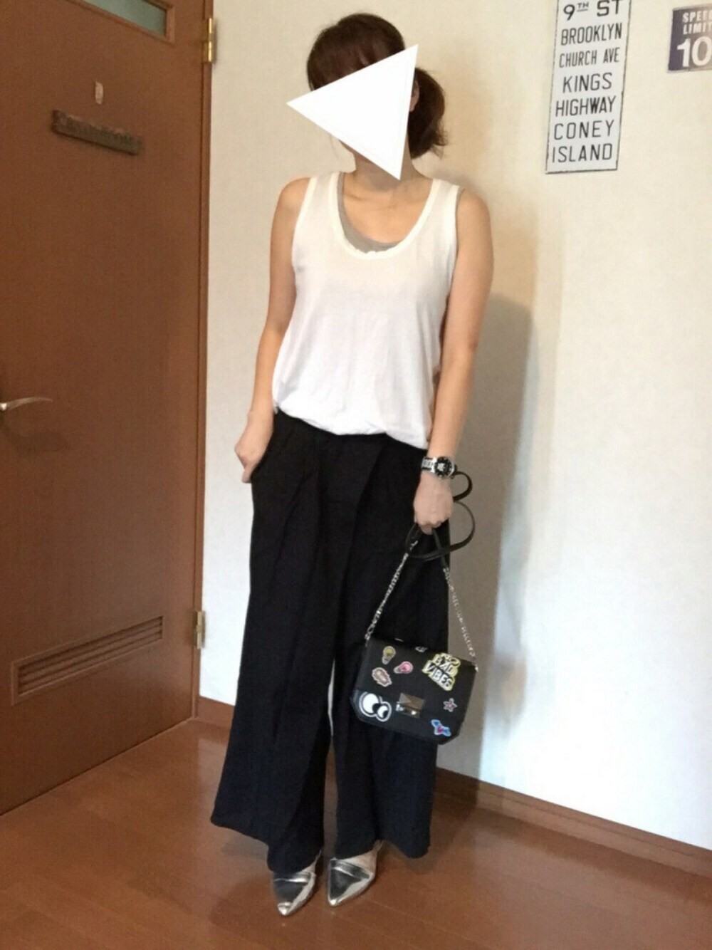 「シンプル、カジュアル、プチプラ、ノースリーブ、ワイドパンツ、タンクトップ、モノトーン、オ女子同盟、ドラフトGAP」｜「coca（ANDEX shoes product）のアイテム（パンプス、シルバー系）」を使った、kary☆さん（レディース・162cm）の夏コーディネートの1枚目の写真