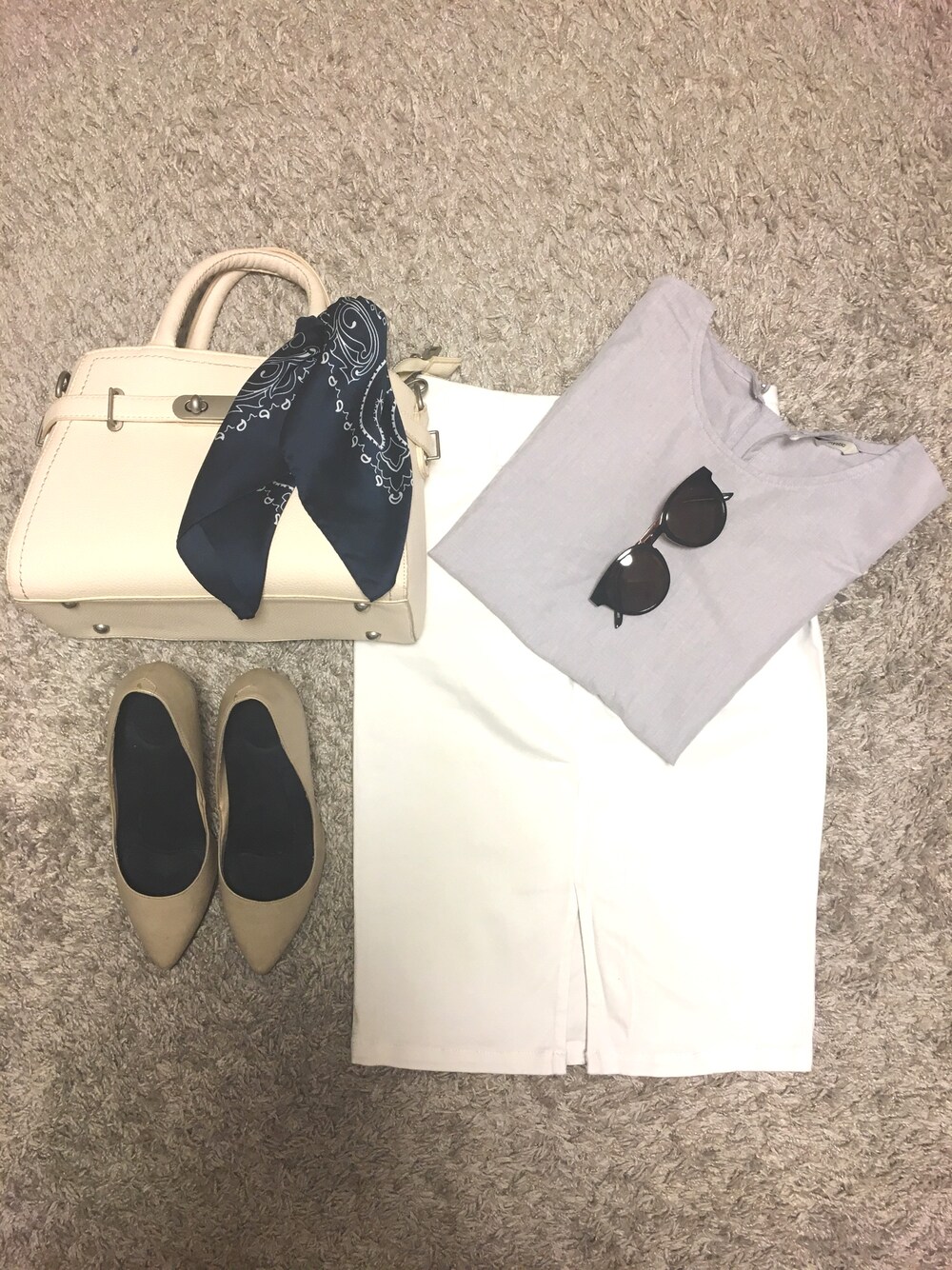 グレー系のシャツ/ブラウス、ベージュ系のパンプス、ブルー系のストール/ショールを着用したレディースの夏コーディネートの1枚目の写真