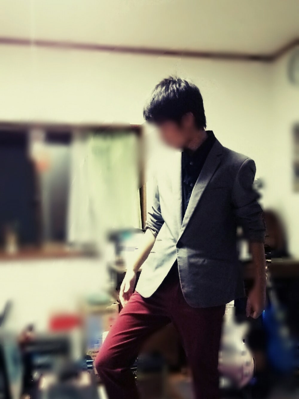 グレー系のジャケット/アウター、ブラック系のトップス、レッド系のデニムパンツを着用したメンズの秋コーディネートの1枚目の写真