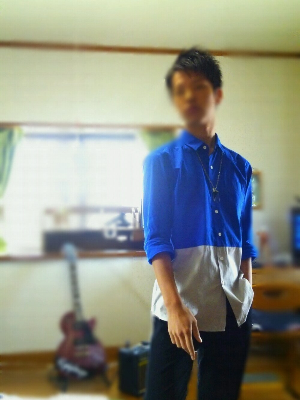 ブラック系のデニムパンツ、ブルー系のトップス、シルバー系のアクセサリーを着用したメンズの秋コーディネートの1枚目の写真