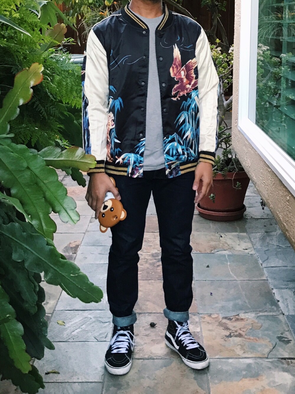 「bomberjacket、ootd、street、streetstyle、casual、sneakers、fashion、men、autumn」｜「SAINT LAURENT PARISのアイテム（スタジャン、ブルー系）」を使った、アレックスさん（メンズ・168cm）の秋コーディネートの1枚目の写真