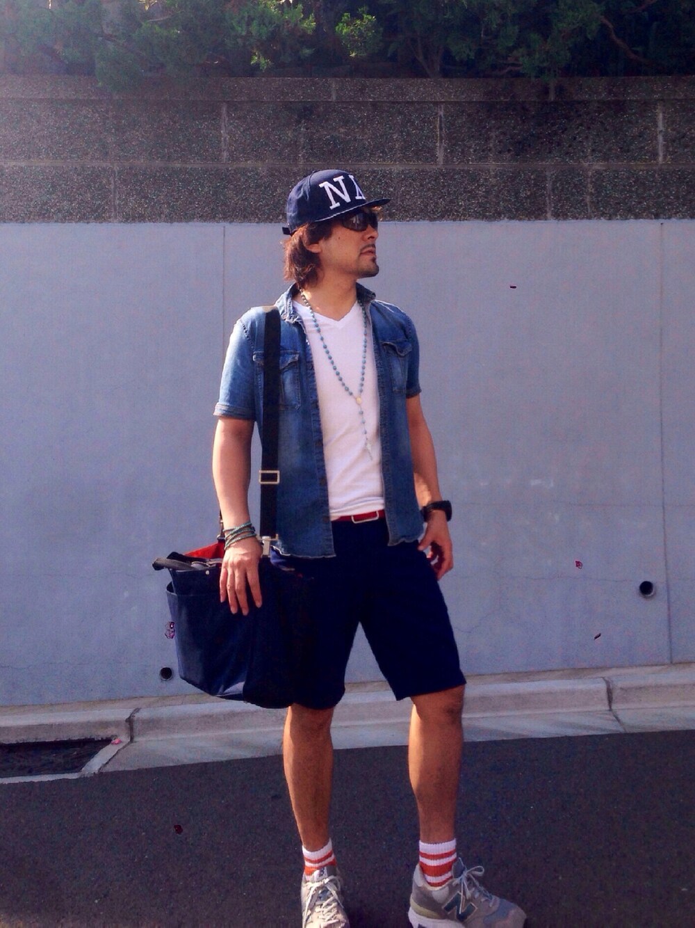 ホワイト系のTシャツ/カットソー、ブルー系のシャツ/ブラウス、ブルー系のスラックスを着用したメンズの夏コーディネートの1枚目の写真