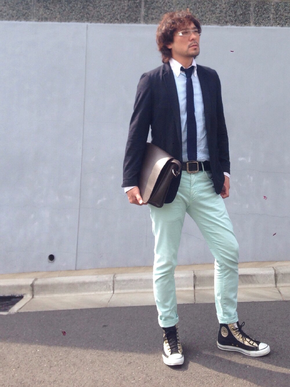 ブルー系のシャツ/ブラウス、ブルー系のネクタイ、ブルー系のテーラードジャケットを着用したメンズの夏コーディネートの1枚目の写真