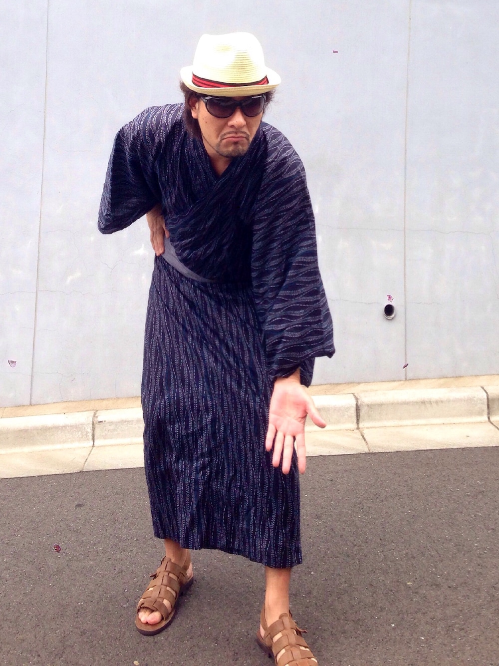 「サングラス、浴衣、麦わら帽子、ストローハット」｜「ゆかたー（浴衣、パープル系）」を使った、Joseph さん（メンズ・178cm）の夏コーディネートの1枚目の写真